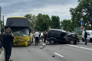Внаслідок удару передня частина автівки перетворилася на купу металобрухту