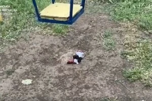 Під ворожий удар потрапив дитячий майданчик, де відпочивали батьки з дітьми