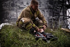 Полтавський рятувальник після гасіння пожежі на паливному резервуарі