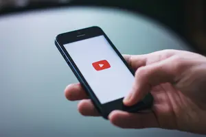 Відеоплатформа YouTube автоматично визначатиме контент, створений із використанням штучного інтелекту