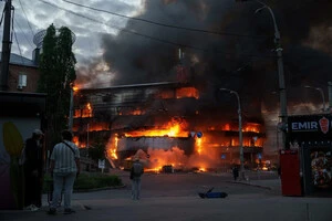 Будівля, що палає після російського удару по Києву в неділю
