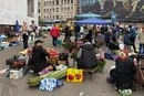 На знищений російською атакою Лук’янівський ринок повертаються продавці (фото)