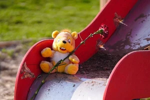 У квітні 2025 року російські терористи вдарил по дитмайданчику у Кривому Розі