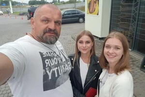 Василь Вірастюк з пасажирками, яких він віз до Рівного зі Львова 