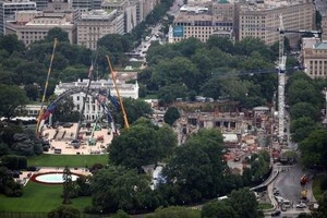 Праворуч триває зведення бального залу Трампа, а ліворуч – бійцівської клітки для UFC Freedom 250