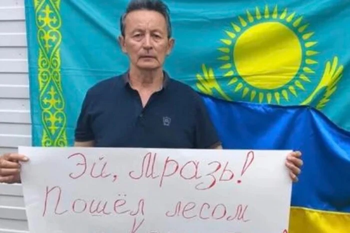 «Пішов лісом із Казахстану!» В Астані під час візиту Путіна затримано активіста з українським прапором (фото)