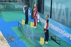 Софія Країнська (ліворуч) стала срібною призеркою у фіналі зі стрічкою, золото завоювала росіянка Яна Заїкіна