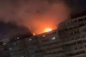 Російський безпілотник врізався в багатоповерховий житловий будинок у місті Галац