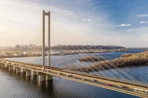 Південний міст — вантовий міст через Дніпро в Києві, найвищий міст столиці. Розташований в Голосіївському та Дарницькому районах