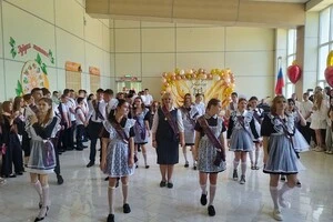 Прямо під час святкових заходів вербувальники проводили з випускниками індивідуальні бесіди