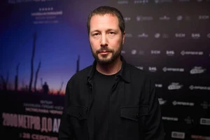 Мстислав Чернов є режисером фільму «2000 метрів до Андріївки» 