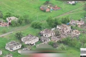 Вулиці майже спорожніли, а над селищем час від часу здіймається дим від нових влучань