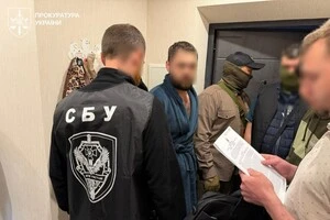 За даними слідства, з грудня минулого року фігуранти допомогли незаконно виїхати за кордон близько 60 чоловікам
