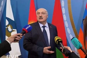 «Боже збав». Лукашенко розповів, як відповів на питання Макрона про вторгнення в Україну (відео)