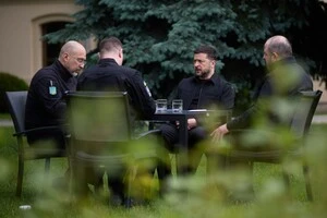Усі четверо посадовців були одягнуте в чорне