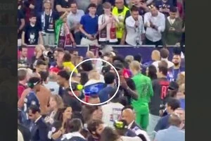 Дружина Сафонова Марина принесла російський прапор