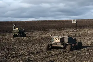 Оператори підрозділу NC13 Третього армійського корпусу керують наземними роботами з бункера за десятки кілометрів від лінії фронту