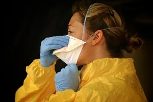 Підтвердженої вакцини нині не існує, а вбиває вірус приблизно кожного третього інфікованого