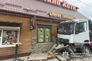 Смертельна ДТП на Хмельниччині: вантажівка врізалася у стіну придорожнього кафе 
