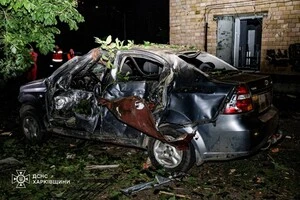 Через ворожу атаку є пошкодження автомобілей та цивільної інфраструктури