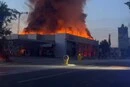 У Києві внаслідок нічної атаки спалахнув автосалон Zeekr (відео)