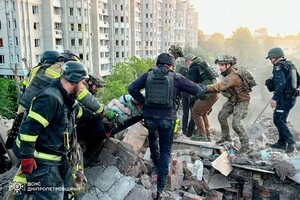 Екстрені служби працюють на місці удару по багатоповерхівці у Дніпрі