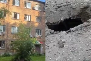 Вибиті вікна та вирва від вибуху перед входом до Кіностудії Довженка
