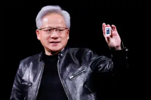 Генеральний директор NVIDIA Дженсен Хуанг представляє графічний процесор