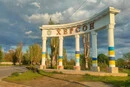 Нічний удар по Херсону: загинула пенсіонерка, є поранені