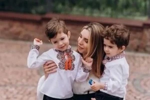 Вероніка Чуян та її сини Штайві Джейкоб (2023 року народження) та Штайві Джасім (2021 року народження)
