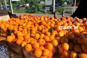 На столичних ринках у перші дні літа вже красуються перші абрикоси, які за ціною успішно конкурують із дорогою полуницею