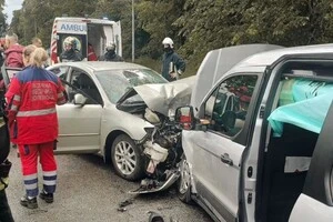 Внаслідок отриманих травм водій та 57-річна пасажирка автомобіля Mazda загинули на місці події