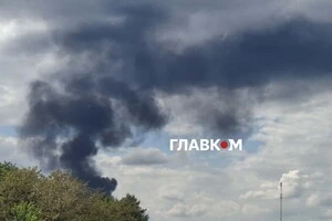 У небо піднялися величезні стовпи чорного диму, які помітно за кілометри від епіцентру події