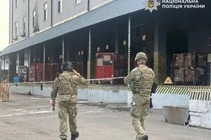 Поштовий термінал в Оболонському районі Києва, де стався вибух