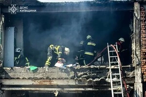Вогнеборці гасять пожежу, що виникла внаслідок обстрілу на Київщині 5 червня 2026 року