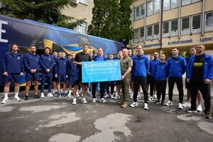 Під час візиту Шевченко та збірна України оголосили про передачу шпиталю 45 вакуумних насосів для терапії ран