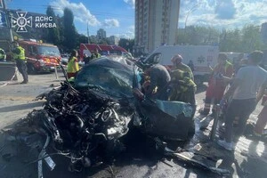 Рятувальники повідомили, що водія затисло понівеченими конструкціями автомобіля