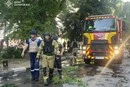 Удар по Запоріжжю: понівечено багатоповерхівку, згоріли авто, є поранені
