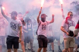 Латвійські ультрас одягнули промовисті футболки
