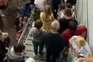 У аеропорту Сочі зібрався величезний натовп 