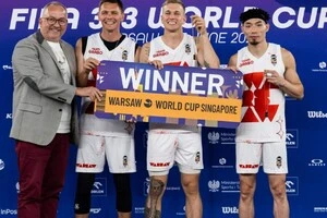 Переможцем першого в історії Dunk Mania стала команда Team Grabo, за яку виступав українець Дмитро «Smoove» Кривенко (другий ліворуч)