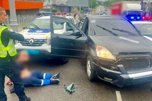 У Києві нетверезий водій без номерів протаранив три авто патрульних, які його блокували
