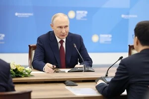 Хоча Путін, як і раніше, при владі, але коло його радників та ідеологів звужується і старіє