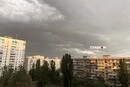 Під час грози слід уникати перебування поблизу рекламних щитів, ліній електропередачі, великих дерев і не паркувати поруч із ними автотранспорт