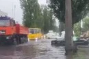 У Києві через зливу затопило вулицю Академіка Кухаря, рух ускладнено (відео)