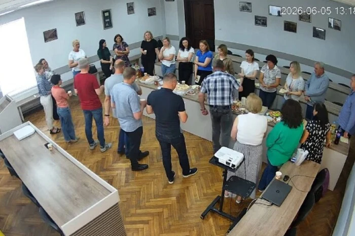 «Хотіли скромно з’їсти піцу». Мер Кам'янки-Бузької прокоментував застілля у сесійній залі, яке потрапило на стрім