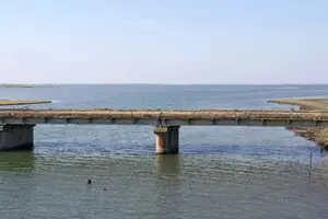 За словами колабораціоніста, російська ППО нібито збила понад 20 дронів, які наближалися до мосту в Чонгарі
