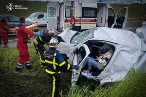 Внаслідок сильного зіткнення пасажири опинилися затиснутими всередині понівечених транспортних засобів