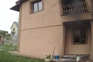 Чоловік підпалив господарську споруду на території домоволодіння родички. Після цього поїхав до власного будинку, де підпалив себе
