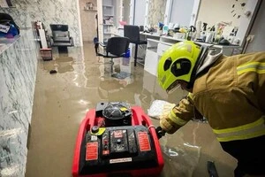 Рятувальники проводять відкачування води із застосуванням спеціальної техніки